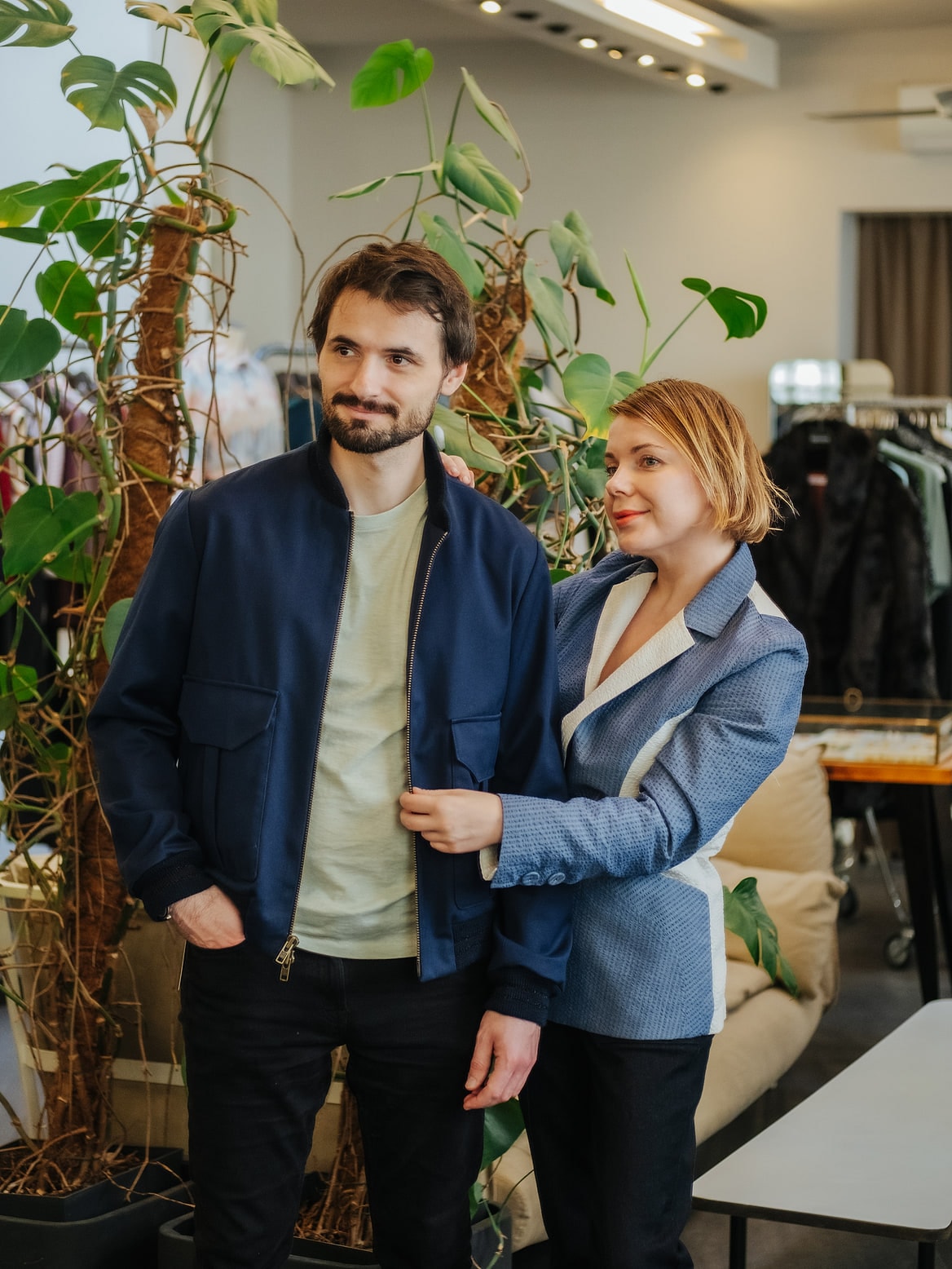 Aneta with a client at a Parisian boutique